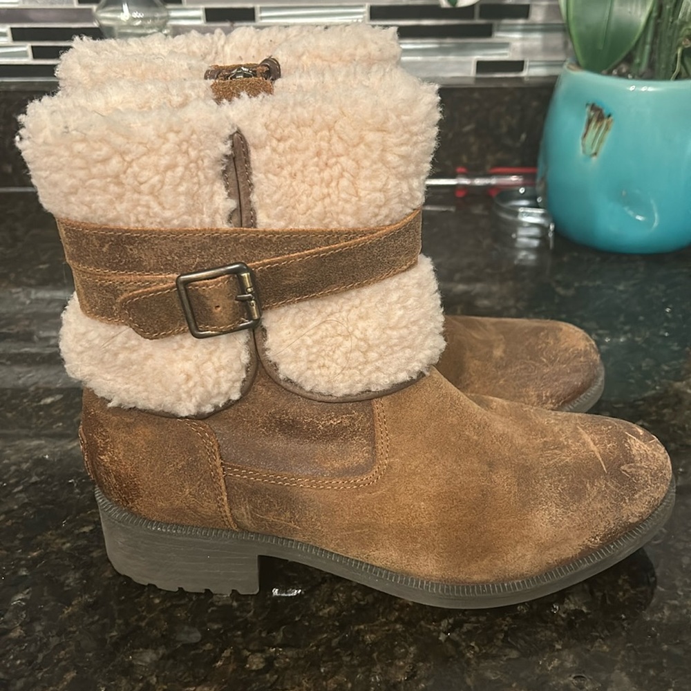 Women Ugg boots size 9.5 brown distressed leather